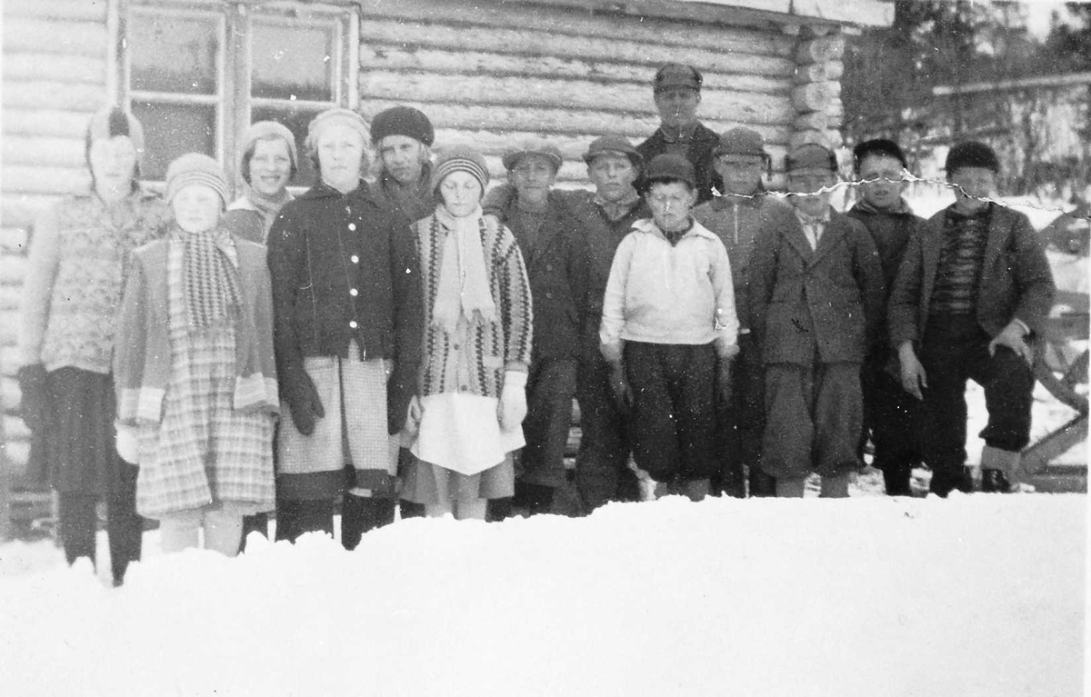 Gruppebilde. Skoleklasse på tur. 