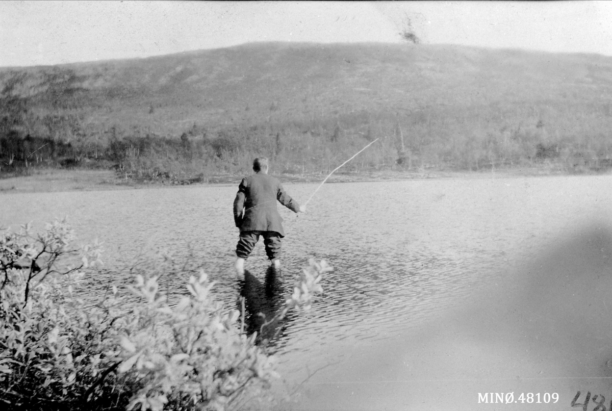 Mann på fisketur