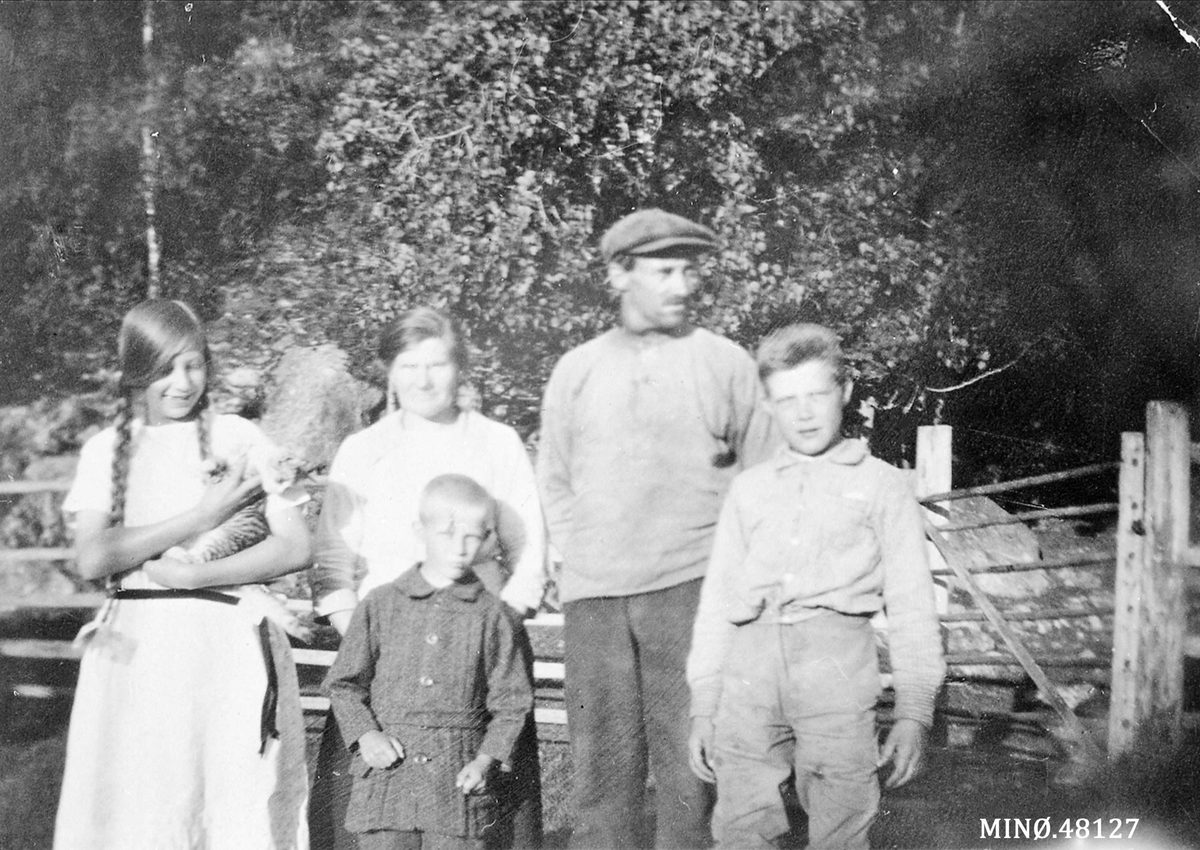 Familiebilde. Pernille og Harald Viholmen med barna Magnhild, Alf og Bjarne. 