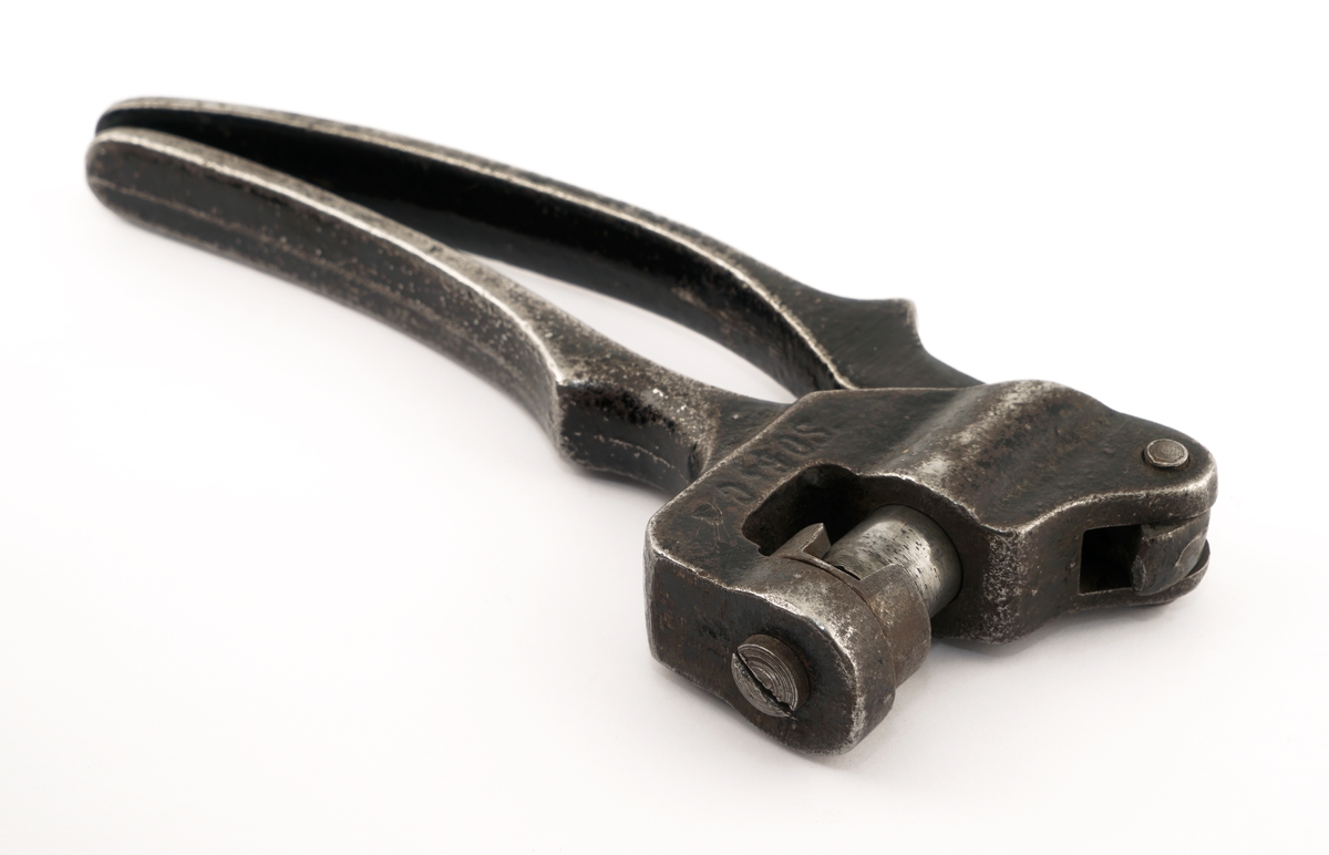 Sort plomberingstang av jern.