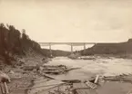 Järnvägsbro över Ångermanälven, vid Forsmo.
Konstruerad och utförd av Motala Mekaniska Verkstad 1888.
Skenarnas höjd över vatten: 46 m. Brons längd: 245 m, med landfästen: 266 m. Älvpelarnas höjd: 76 m. Två mellanspann: 51 m. Ett ändspann: 24 m. Älvspannet uppsatt utan fast ställning.