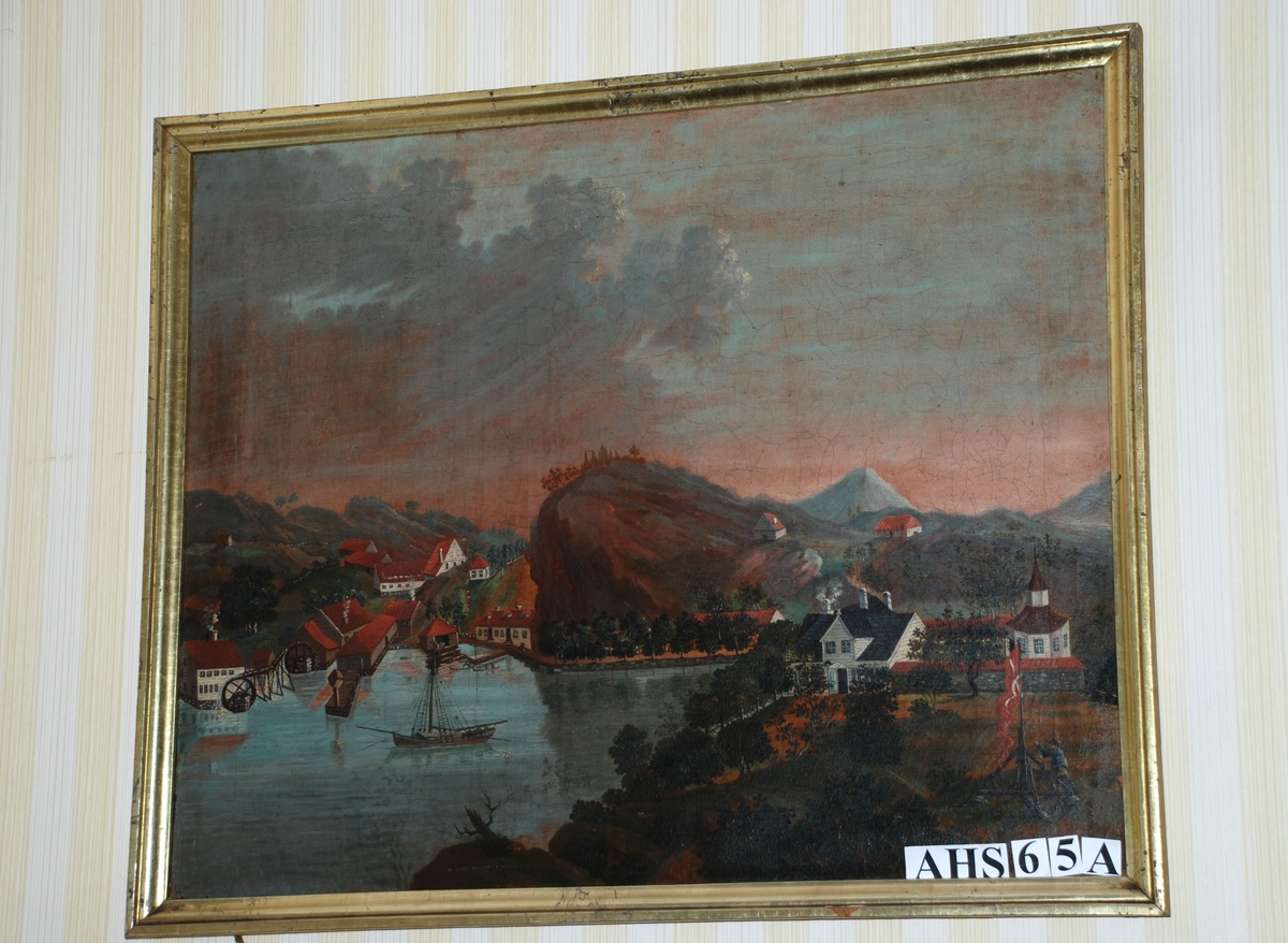 Alvøens fabrikkanlegg og hovedgård. På vågen ligger en seilskute. Til høyre i bildet vises hovedbygget og det åttekantede lysthuset. I forkant en mann som heiser et dansk-norsk orlogsflagg. Midt i bildet sees Prøvfjellet, og i bakgrunnen Lyderhorn.
