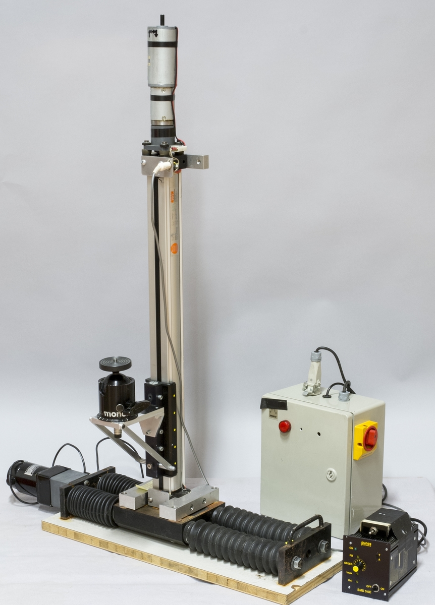 Åkbord för kameraåkningar, tillverkare Lorentzen instrument AB.  Bordet består av en bottenplatta som kan förskjutas i längdled. Drivning av skruv för detta är DC-motor typ DM80PF tillverkad av Japan Servo Co Ltd med styrenhet/nätdel i separat låda märkt Eldon. På pelaren finns ett fäste som kan förflyttas i höjdled. Motor för detta är tillverkad av ITT Dunkermotoren Germany typ GR 63x55 nr 88441 01512 generalagent DJ Stork med nätdel Tunos Elektronik AB typ SMD 5 AE Kulled för kamera: Monoball, tillverkare Arca-Swiss.  Åkbordet kombineras med det mindre åkbordet TM45318:5.