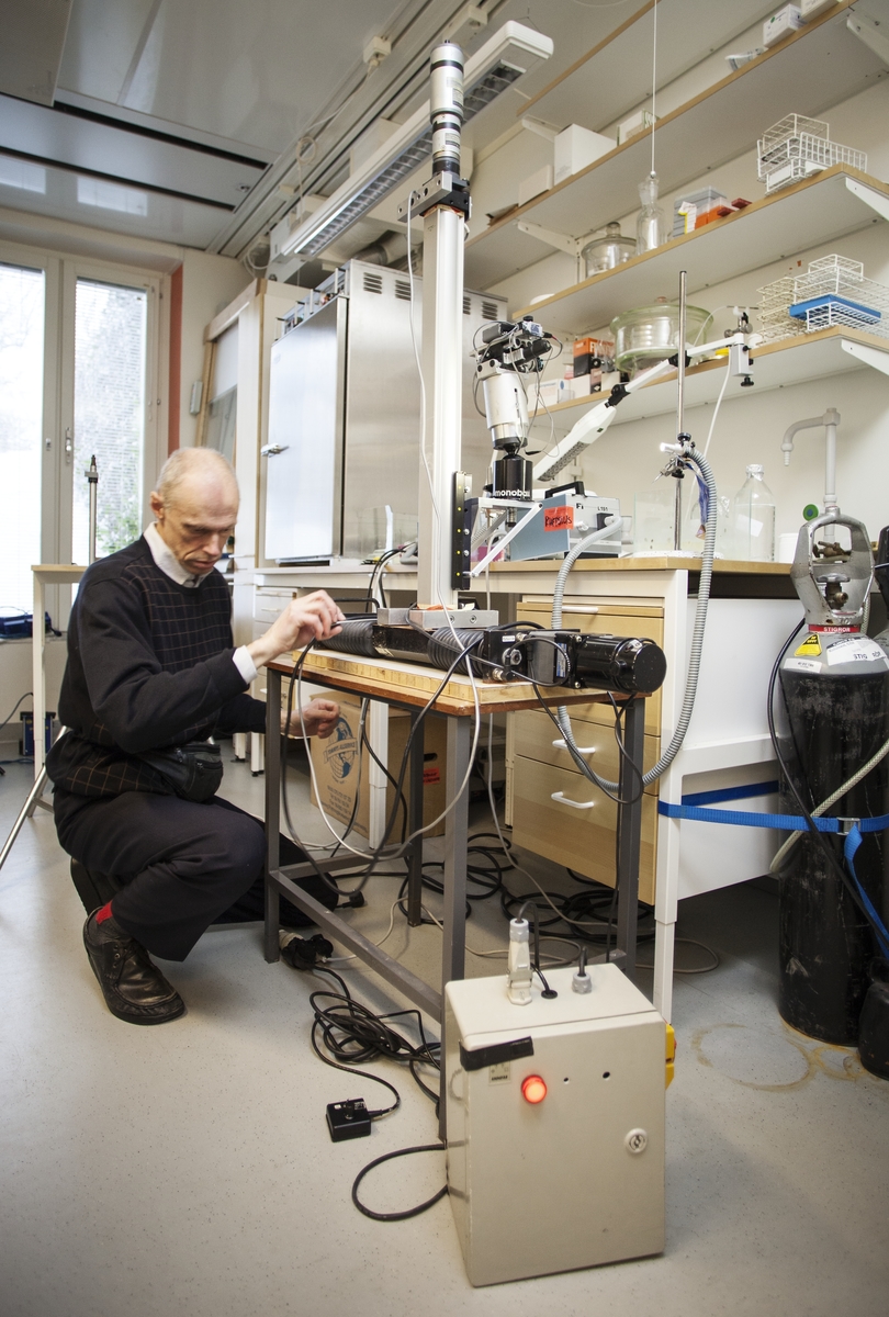 Åkbord för kameraåkningar, tillverkare Lorentzen instrument AB.  Bordet består av en bottenplatta som kan förskjutas i längdled. Drivning av skruv för detta är DC-motor typ DM80PF tillverkad av Japan Servo Co Ltd med styrenhet/nätdel i separat låda märkt Eldon. På pelaren finns ett fäste som kan förflyttas i höjdled. Motor för detta är tillverkad av ITT Dunkermotoren Germany typ GR 63x55 nr 88441 01512 generalagent DJ Stork med nätdel Tunos Elektronik AB typ SMD 5 AE Kulled för kamera: Monoball, tillverkare Arca-Swiss.  Åkbordet kombineras med det mindre åkbordet TM45318:5.