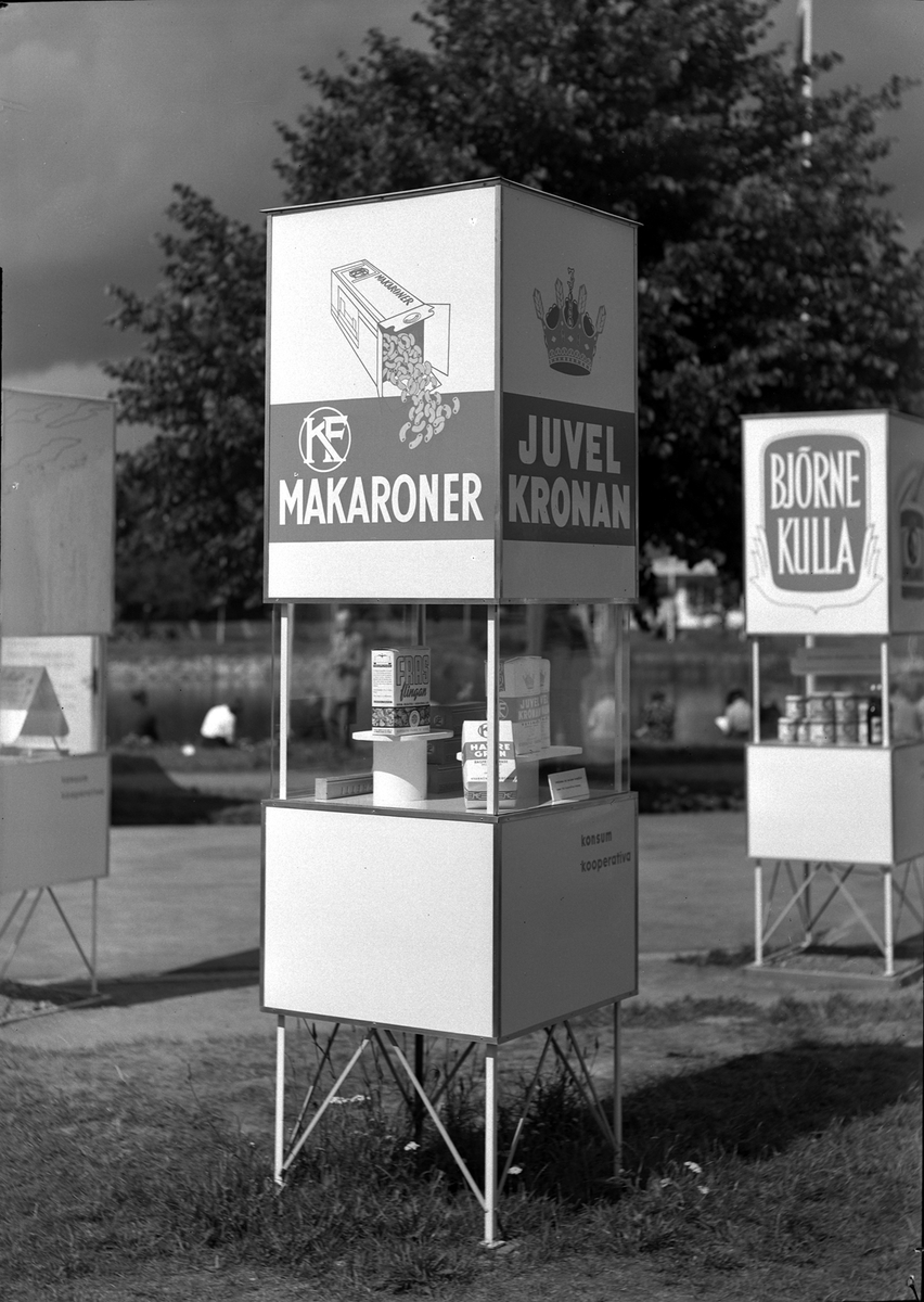 Hantverksutställningen 1947 i Kalmar. Monter för KF, Makaroner.