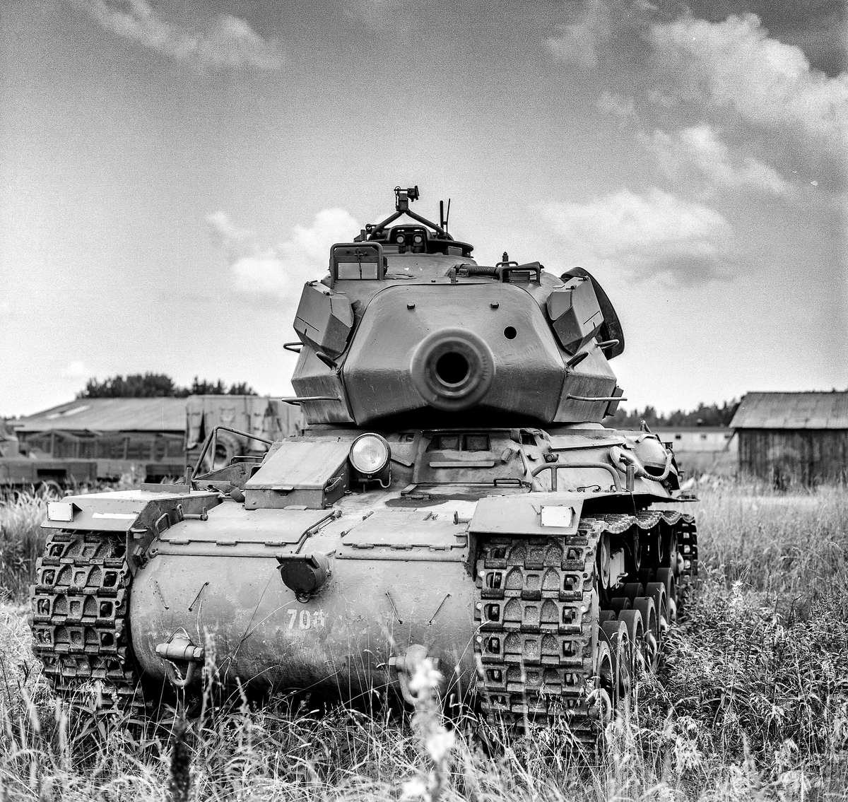 Här följer en serie om sju bilder på en Strv 74 ur lite olika vinklar. På förrådsplatsen "Prärien" stod sex, eller sju, vagnar och väntade på att tornen skulle tas av och sändas till Värnkompanier vid sörmlandskusten. Chassierna skulle skrotas, eller bli mål på något skjutfält. Denna vagn med nr 700 var den enda som var olåst, så jag kunde vrida tornet inför fotograferingen. Bilderna är tagna med Hasselblad 500 C/M och filmen var Agfapan 25.

Milregnr: 700, 581