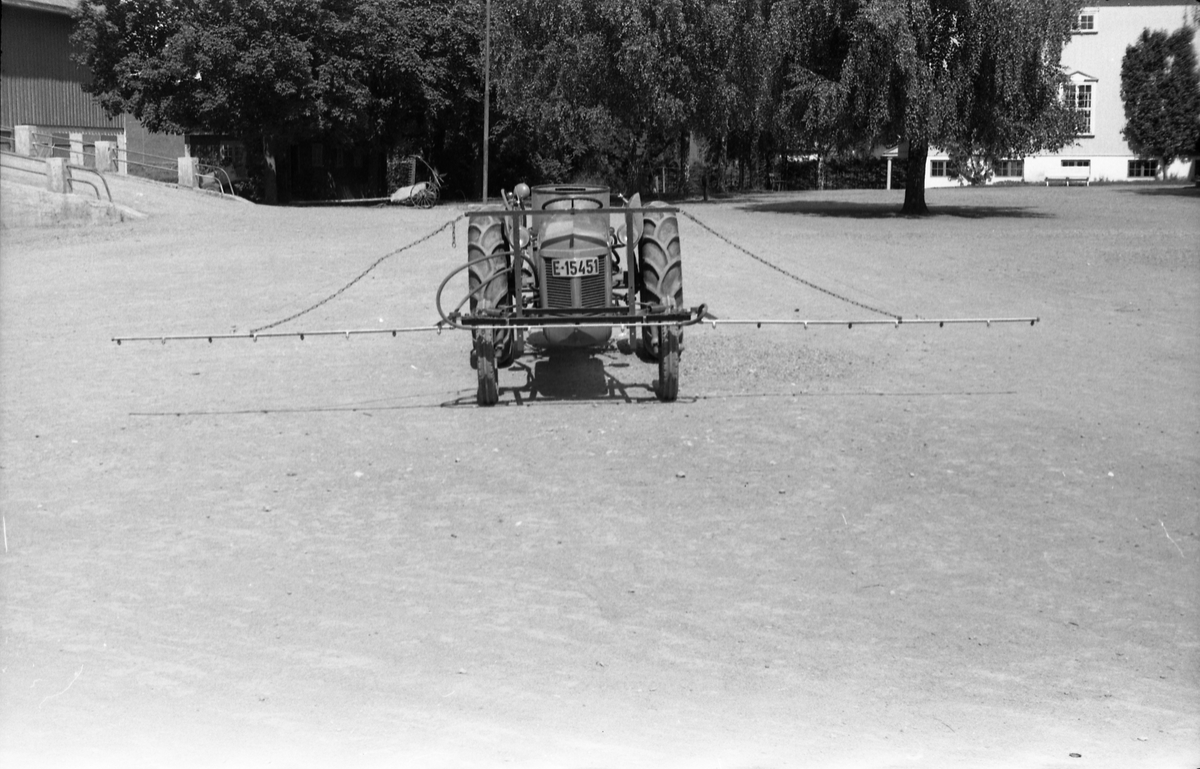 Traktor med påmontert sprøyteutstyr sommeren 1952. Serie på 26 bilder fra Oppland Småbruks og Hagebruksskole på Lena.