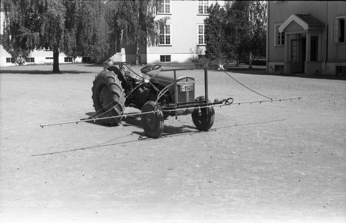 Traktor med påmontert sprøyteutstyr sommeren 1952. Serie på 26 bilder fra Oppland Småbruks og Hagebruksskole på Lena.