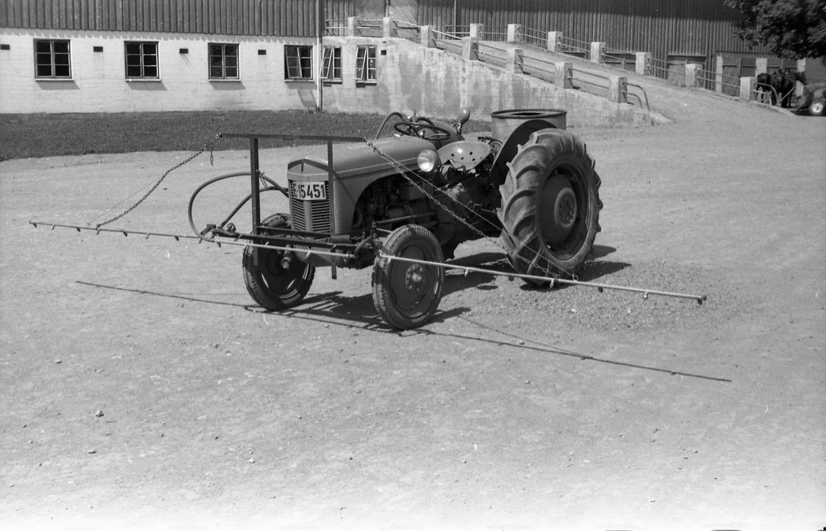 Traktor med påmontert sprøyteutstyr sommeren 1952. Serie på 26 bilder fra Oppland Småbruks og Hagebruksskole på Lena.