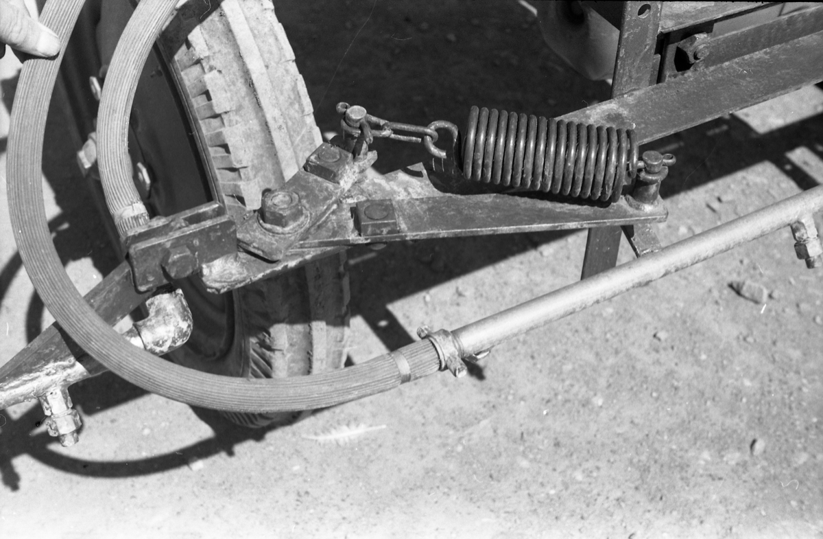 Traktor med påmontert sprøyteutstyr sommeren 1952. Serie på 26 bilder fra Oppland Småbruks og Hagebruksskole på Lena.