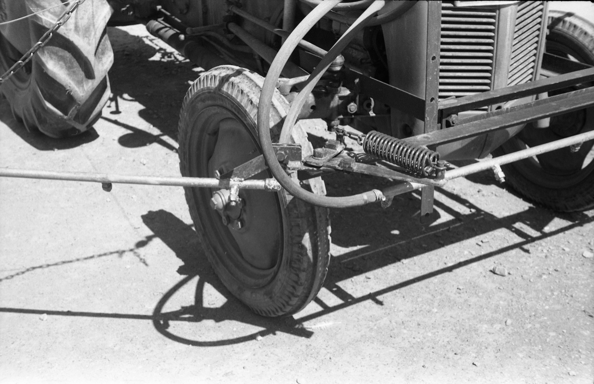 Traktor med påmontert sprøyteutstyr sommeren 1952. Serie på 26 bilder fra Oppland Småbruks og Hagebruksskole på Lena.