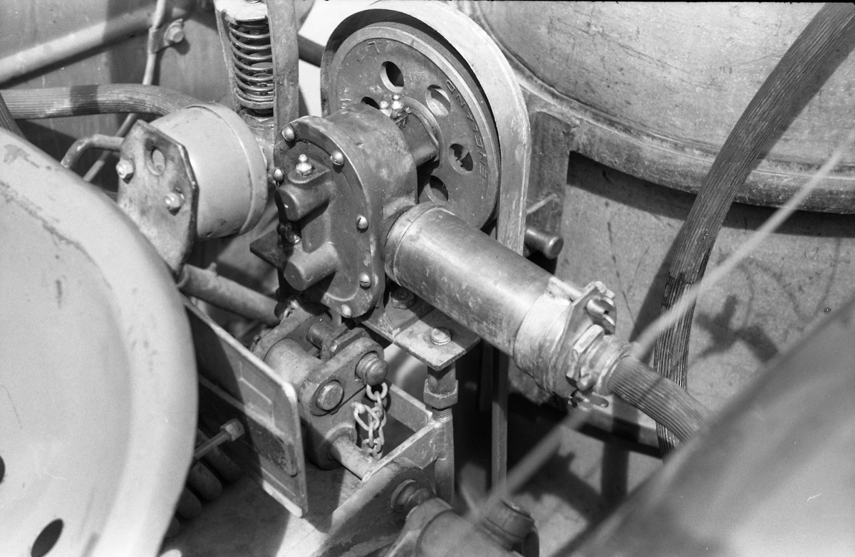 Traktor med påmontert sprøyteutstyr sommeren 1952. Serie på 26 bilder fra Oppland Småbruks og Hagebruksskole på Lena.