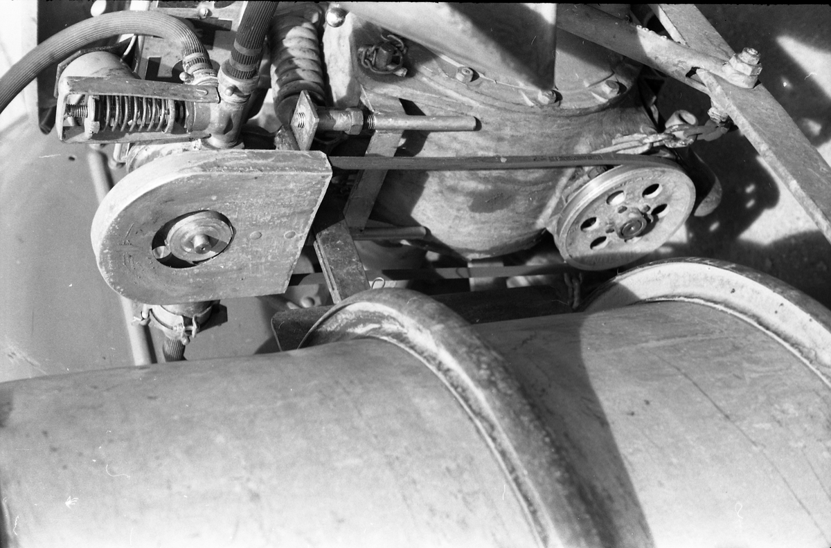 Traktor med påmontert sprøyteutstyr sommeren 1952. Serie på 26 bilder fra Oppland Småbruks og Hagebruksskole på Lena.