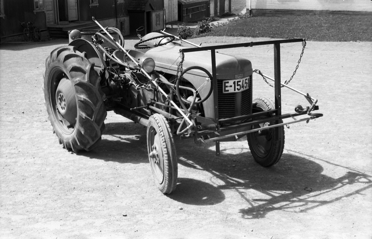 Traktor med påmontert sprøyteutstyr sommeren 1952. Serie på 26 bilder fra Oppland Småbruks og Hagebruksskole på Lena.