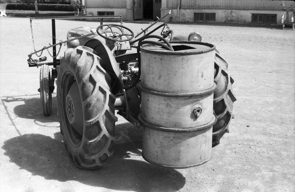 Traktor med påmontert sprøyteutstyr sommeren 1952. Serie på 26 bilder fra Oppland Småbruks og Hagebruksskole på Lena.