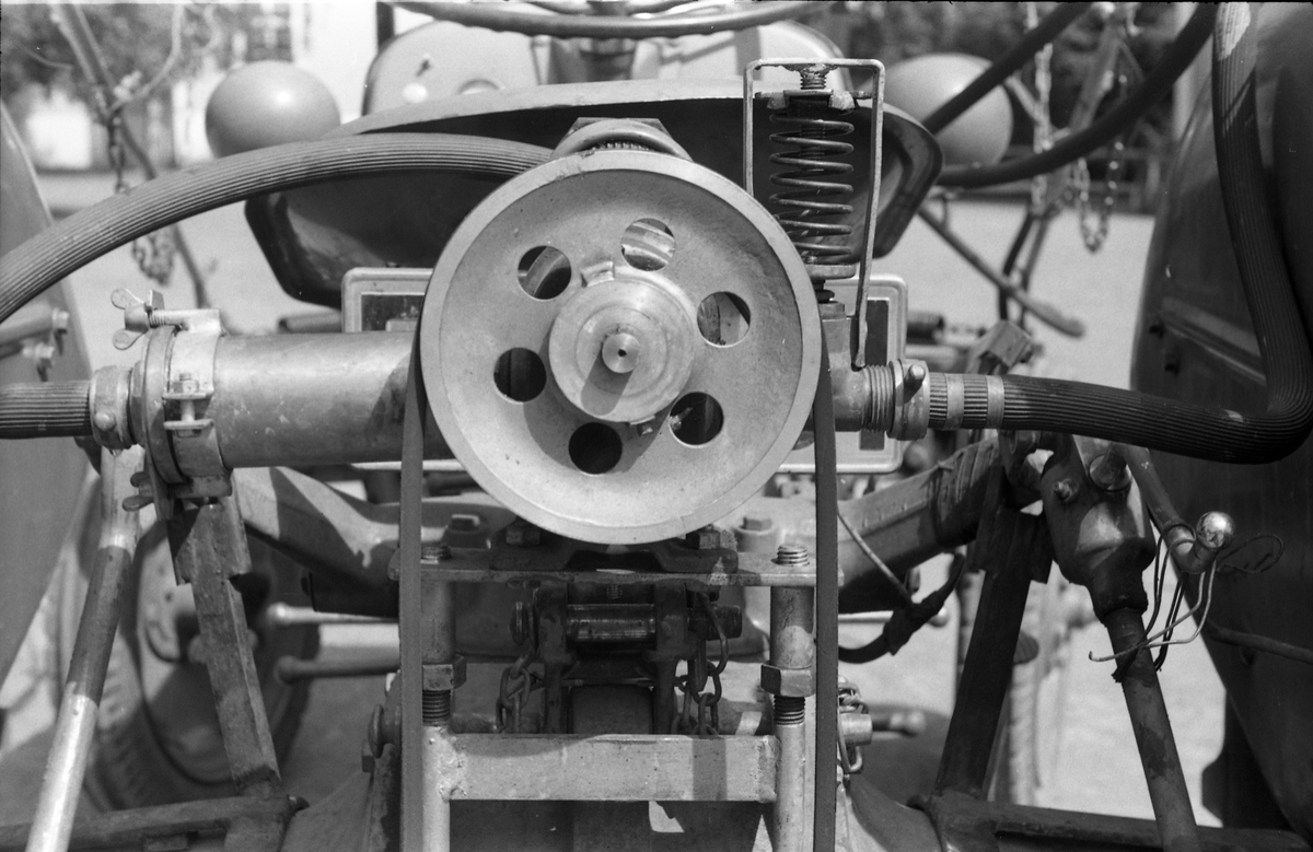 Traktor med påmontert sprøyteutstyr sommeren 1952. Serie på 26 bilder fra Oppland Småbruks og Hagebruksskole på Lena.