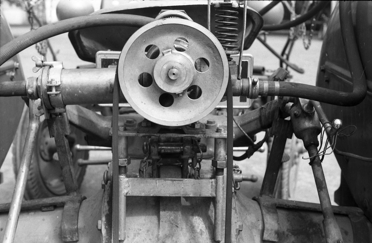 Traktor med påmontert sprøyteutstyr sommeren 1952. Serie på 26 bilder fra Oppland Småbruks og Hagebruksskole på Lena.