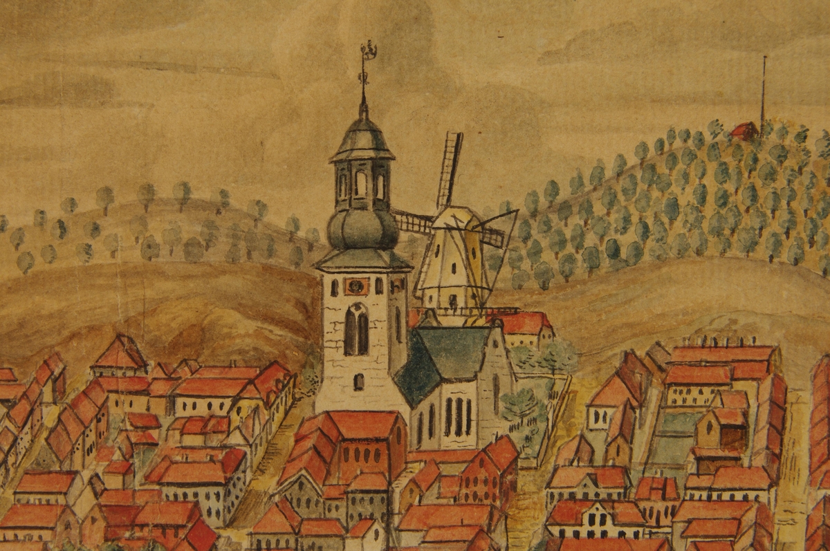 Kristiansand sett fra Vestre havn. I forgrunnen sjø og Lagmannsholmen. Mellomgrunn brygger med boder, 6 fartøyer ved bryggen, fire fartøyer på bedding, bakenforliggende bebyggelse med kirke og vindmølle omtrent midt i billedflaten. Bakgrunn: skogkledte åser, på en fjern topp et lite hus og flaggstang.
