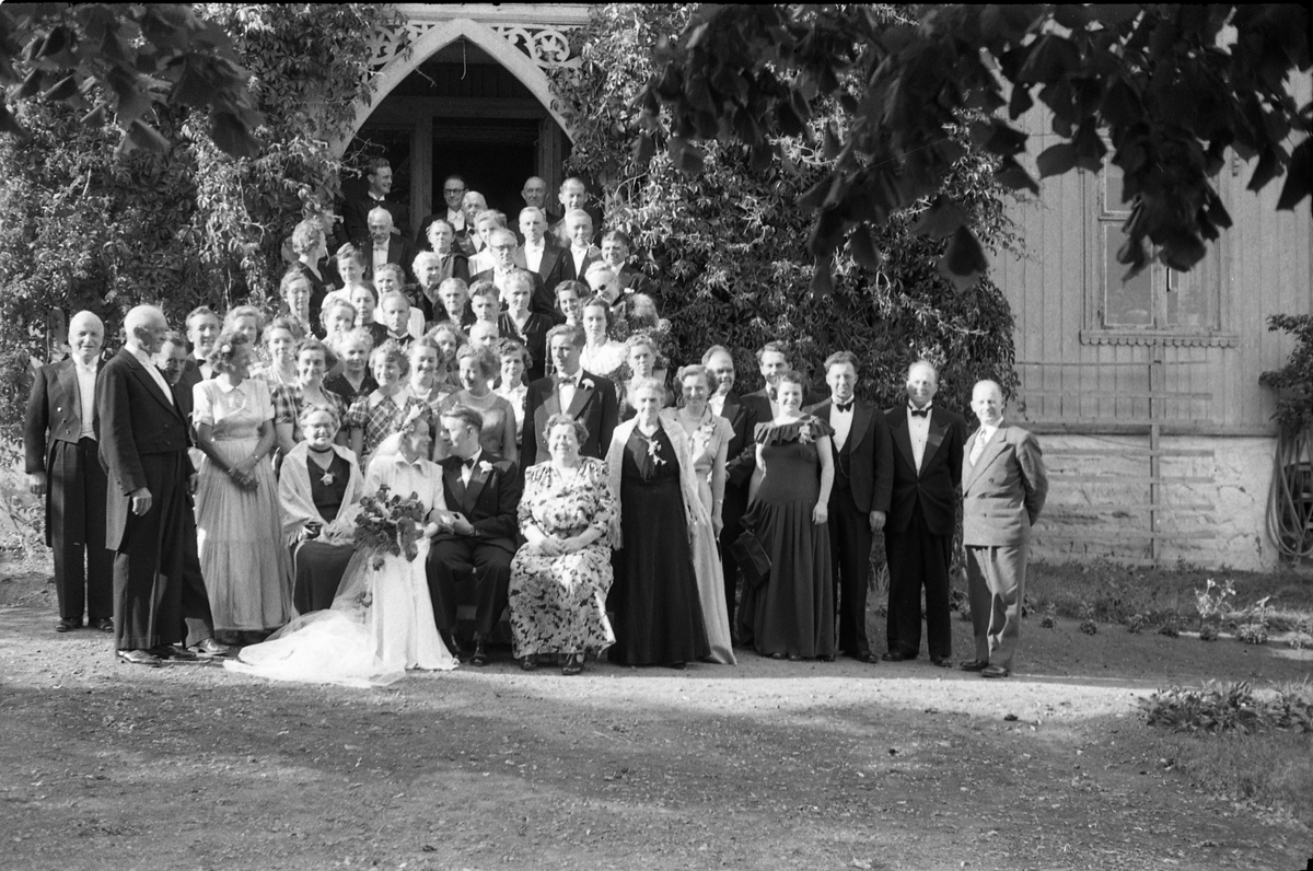 Bryllupsfest på Hoff Gjestgiveri 12.juli 1952. Brudeparet, Else Rustad og Edvard Narum, sammen med gjester fotografert foran gjestgiveriets hovedinngang. Til høyre for brudgommen sitter hans mor, Signe Narum. Til venstre for bruden hennes mor Betsy Marie Rustad, og til venstre for henne Kari "Mosse" Larsen (f.Rustad). Bak henne igjen står hennes mann Ernst Larsen (m/tversoversløyfe). Lengst til venstre står muligens Hans Rognerud. Fire bilder.