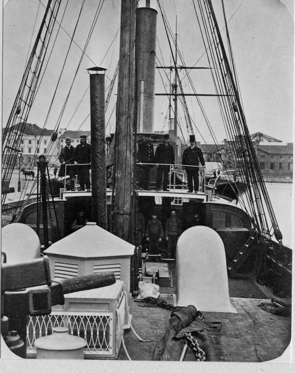 På bryggan: Kapten Victor Kempff i hög hatt. 1:e maskinist Östlund,
Styrman Pettersson, styrman Odén. Närmast kajen kaptenens bror
lantbruksingenjören Alfred Kempff. Under bryggan; besättningen.