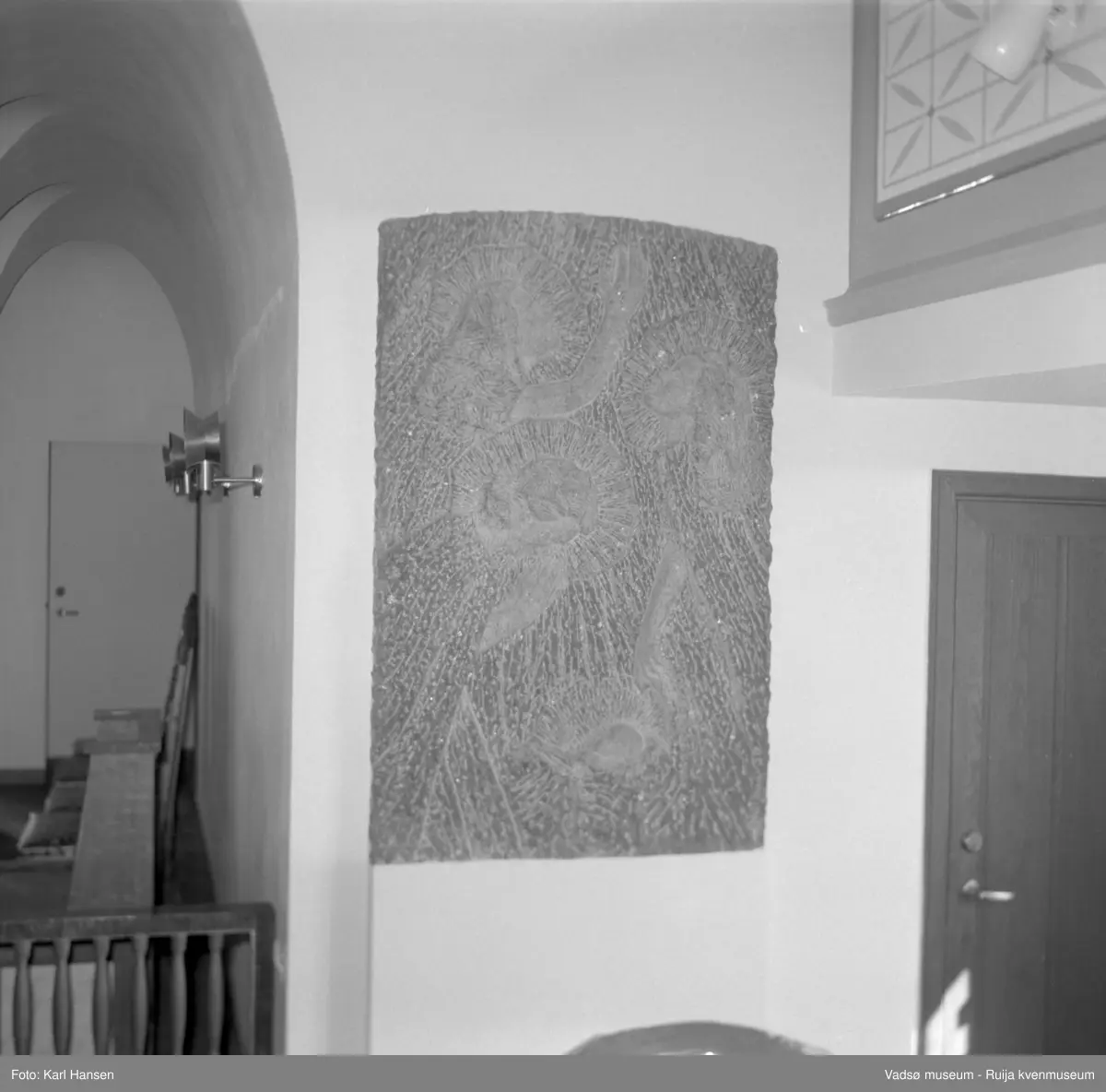 Vadsø kirke 7.5.1969. Utsmykking på vegg i kirka. Vadsø kirke ble vigslet i 1958, tegnet av Magnus Poulsson, utsmykket av Greta Thiis.