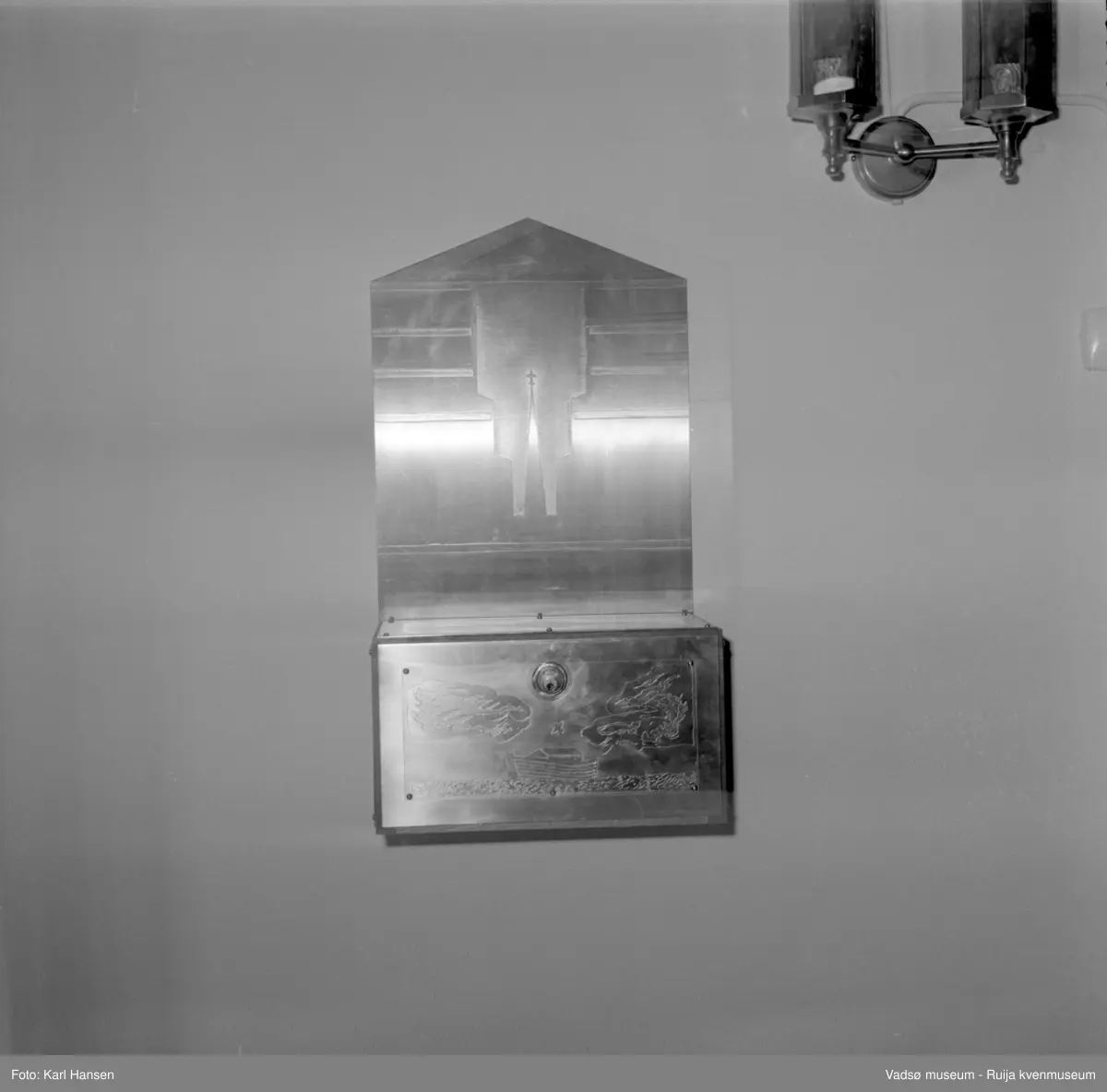 Vadsø kirke 7.5.1969. Utsmykking på vegg Vadsø kirke ble vigslet i 1958, tegnet av Magnus Poulsson, utsmykket av Greta Thiis.
