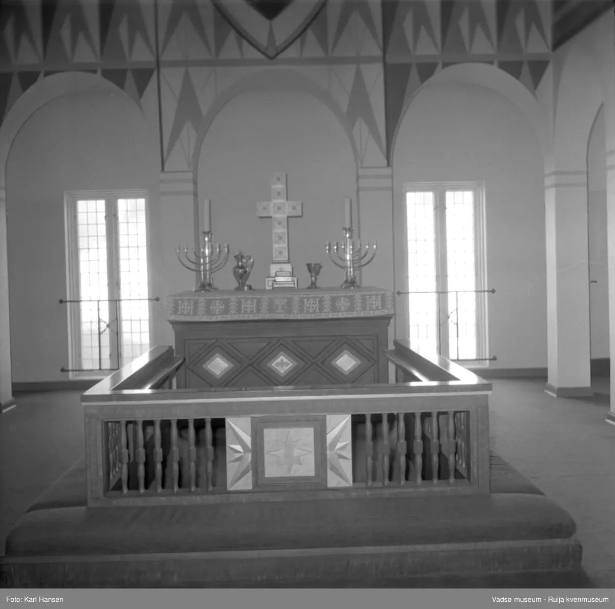 Vadsø kirke 7.5.1969. Interiør, alteret. Vadsø kirke ble vigslet i 1958, tegnet av Magnus Poulsson, utsmykket av Greta Thiis.