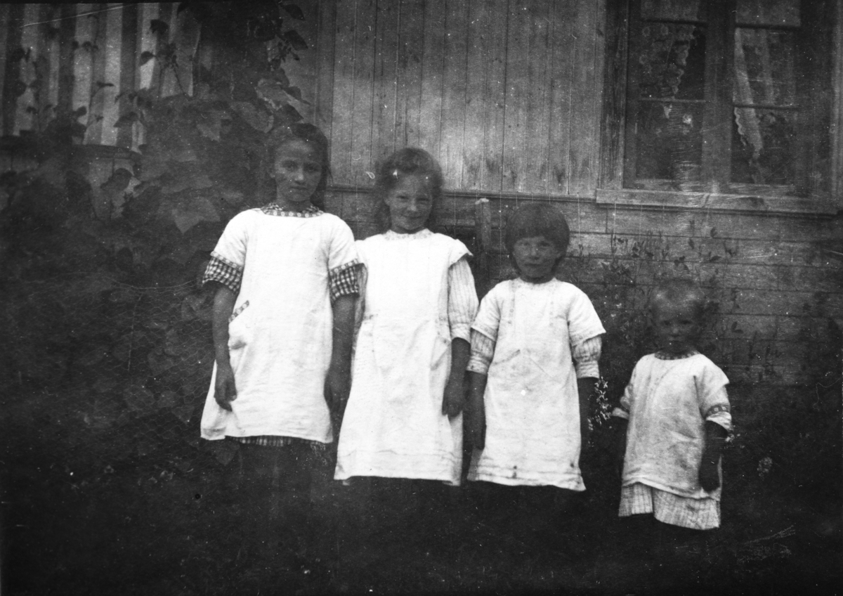 Fire barn foran bygning, hvite kjoler. Kari, Magnhild, Ingrid, Arne Jørgen
