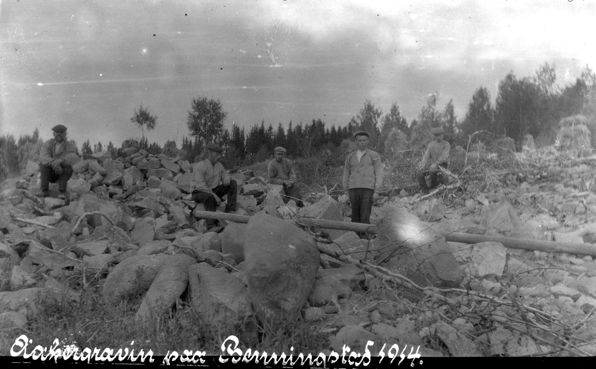 Åkergraving på Benningstad, 1914. 5 karer i steinrøys.