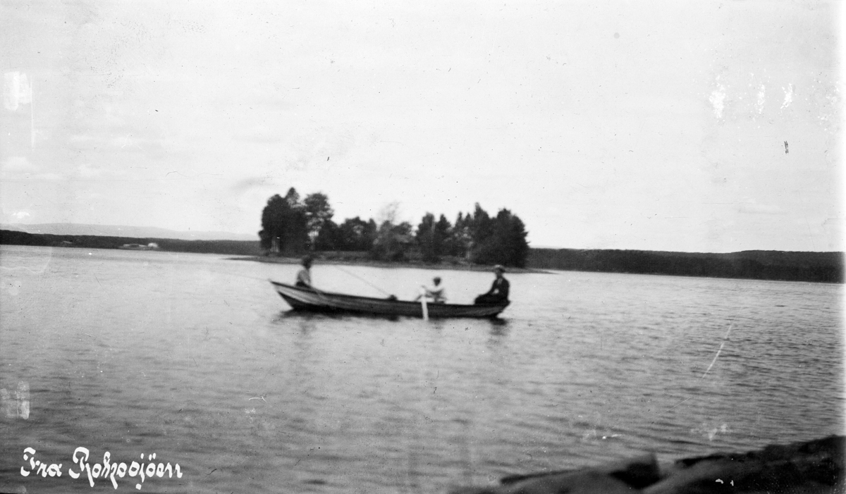 Båt på vannet, fra Rokosjen, øye i bakgrunnen. Sjølyst(?) i Rokosjøen.