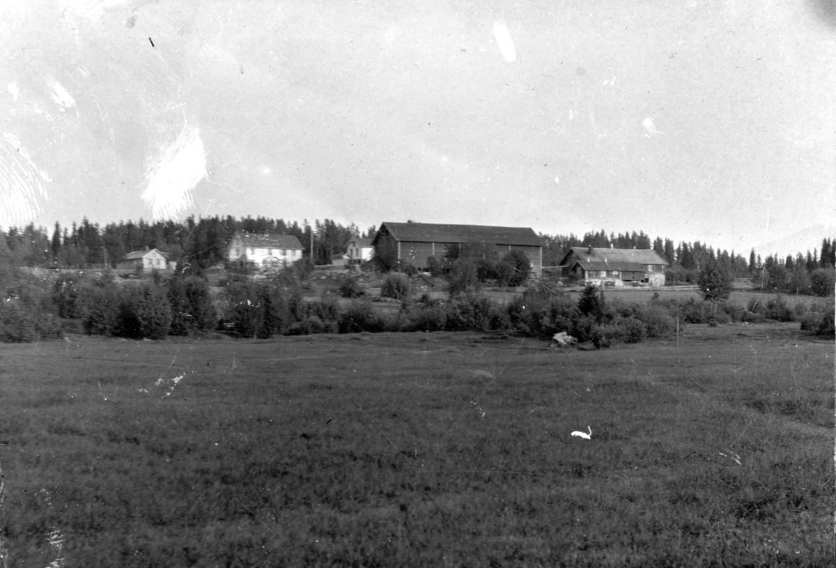 Gårdsbebyggelsen sett fra jordet. Benningstad.