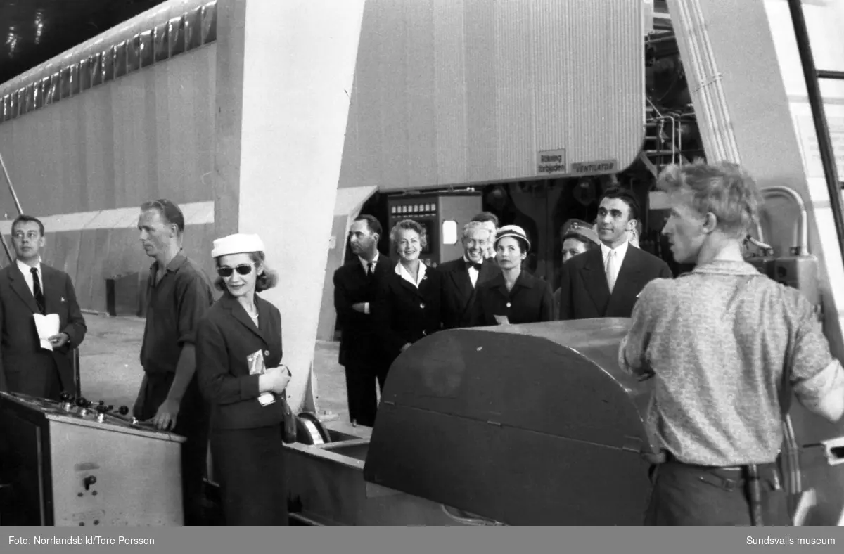 Statsbesök. Jugoslaviens viceprecident Edvard Kardelj besöker Europas modernaste pappersbruk Ortviken i sällskap av bland andra statsminister Tage Erlander och riksdagsman Olof Palme. På bild 2 samtalar statsminister Erlander med Bror Olsson, Östen Strand och Olov Lodin, arbetare vid Ortviken. Tvådagarsbesöket inbegrep även bland annat visning av  Östrands fabriker, Stockviksverken och inte minst medborgarhuset Kusten.