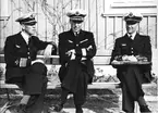 F6 Karlsborg 1949. Från vänster: Chefen F6 överste Hård, general af Uhr, kapten Odqvist. Albumet är en del av en donation från Karl-Axel Hansson, Karlsborg. Förteckning över hela donationen finns i albumet samt som Word-dokument.