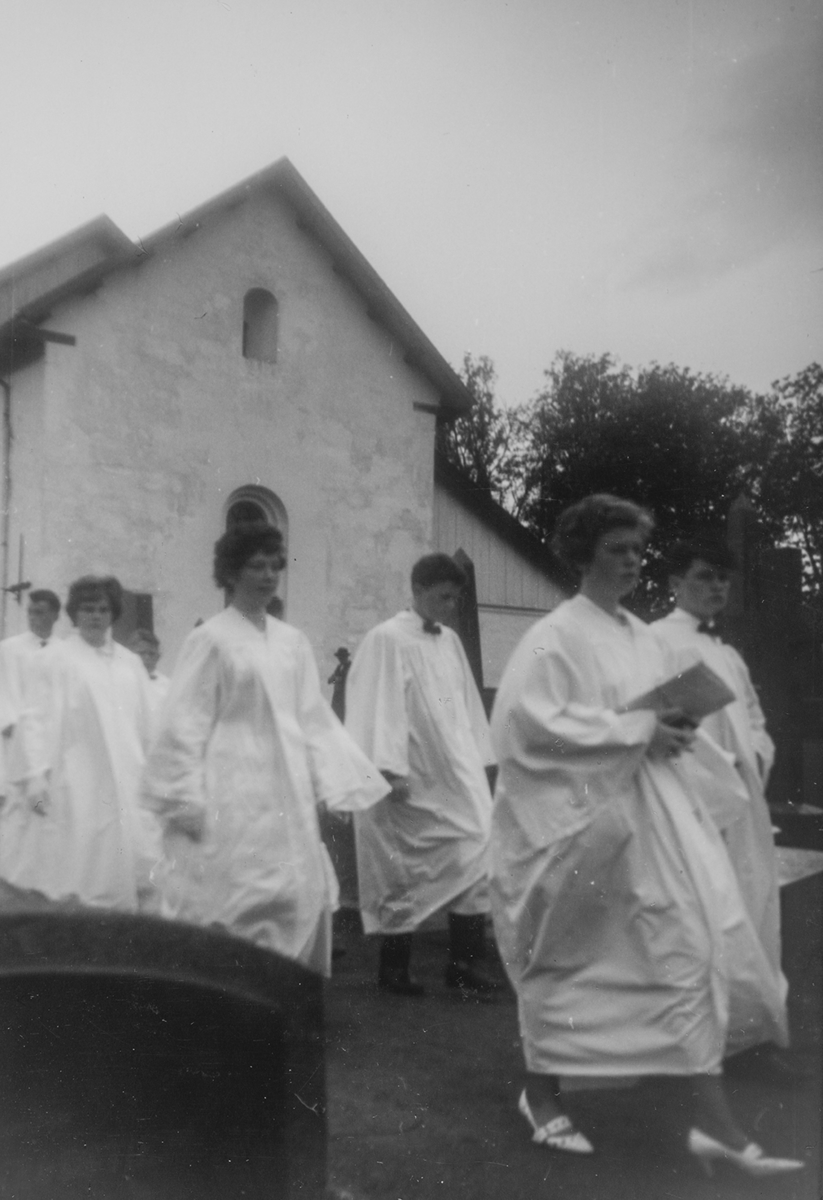 Konfirmanter i hvite kapper på vei ut av kirka, Løten. 1964?