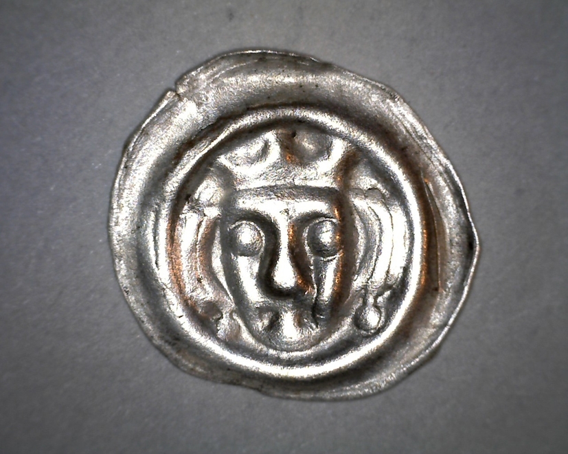 Mynt av silver. Brakteat präglad i Stockholm efter 1410 (Erik av Pommern). Typ: Malmer Krönt H, YIIc.