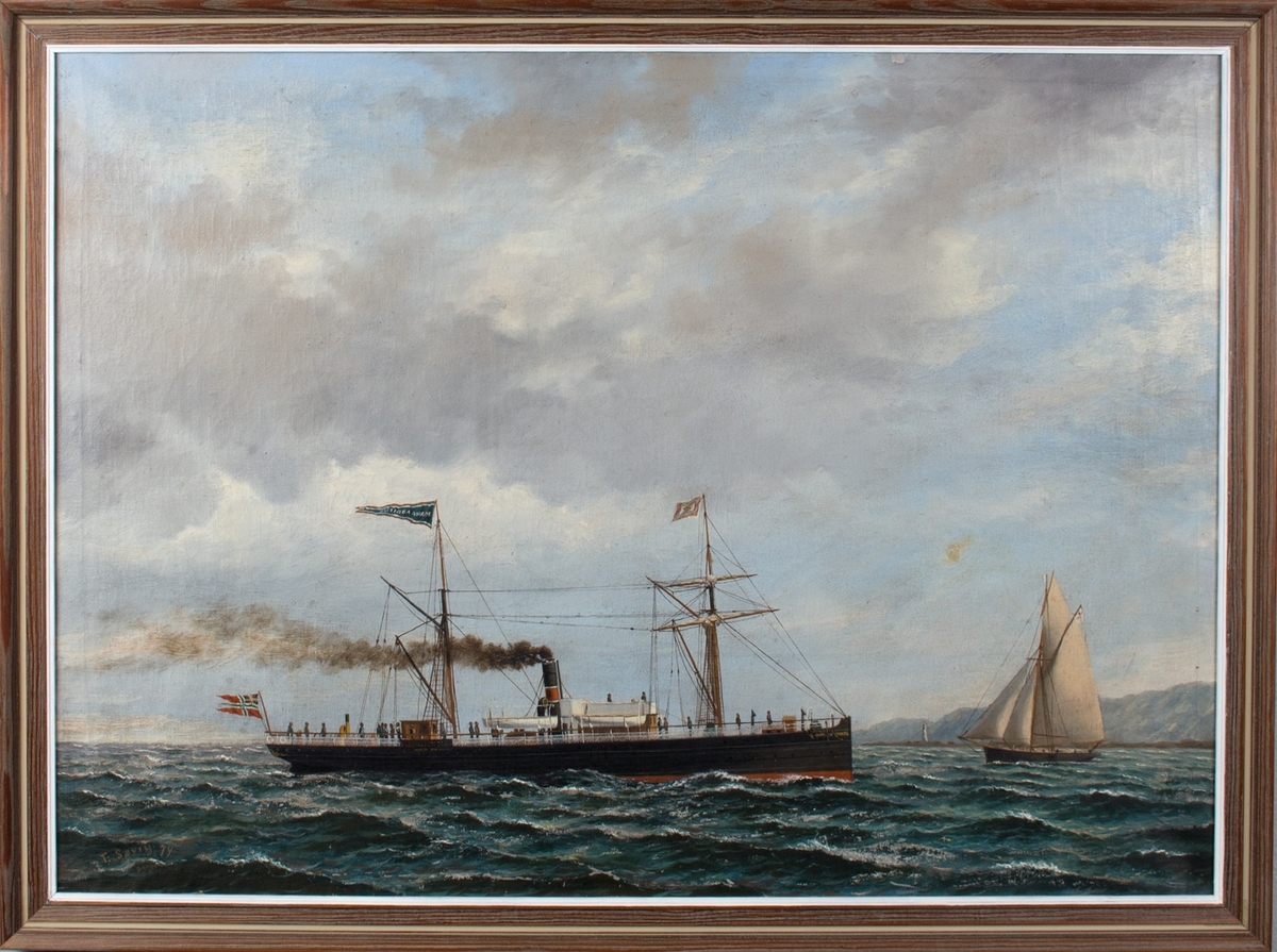 Skipsportrett av DS HAAKON ADELSTEIN under fart med land i bakgrunn. Ser en slupp til venstre i motivet. Skipet fører norsk handelsflagg med svensk-norsk unionsmerke. Ser flere passasjerer på dekk.