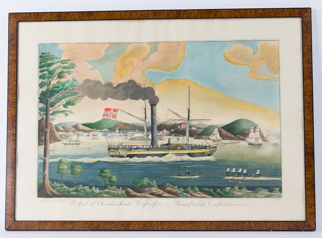 Prospekt av hjul-DS CONSTITUTIONEN og flere seilskip på Kristiansands havn. Fører norsk flagg akter. I forgrunn sees to minde bruksbåter, den ene rodd av en mann, mens fire kvinner ror den andre hvor det også sitter en kvinne akter.