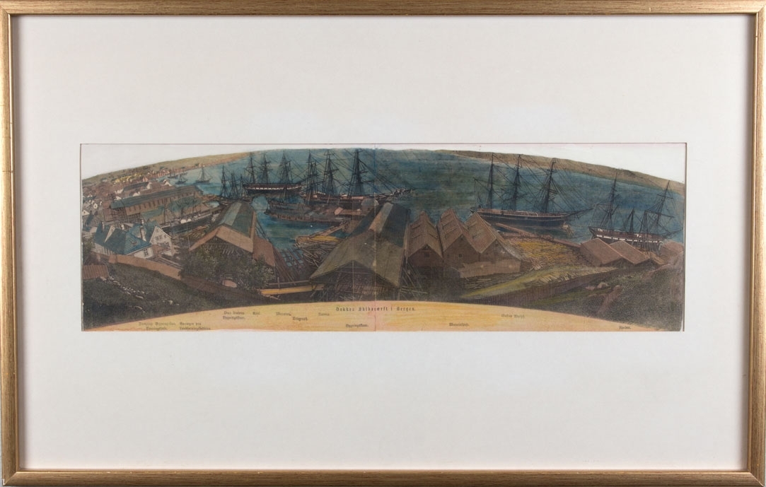 Kolorert tresnitt av Dekkes Skibsværft (Georgernes Verft) i Bergen i 1865. Ser flere seilskip som VØRINGEN, DUO, ARIEL, MERCATOR, GUSTAV ADOLPH, NORDEN og AURORA ved kai, verftsbygningene på land.