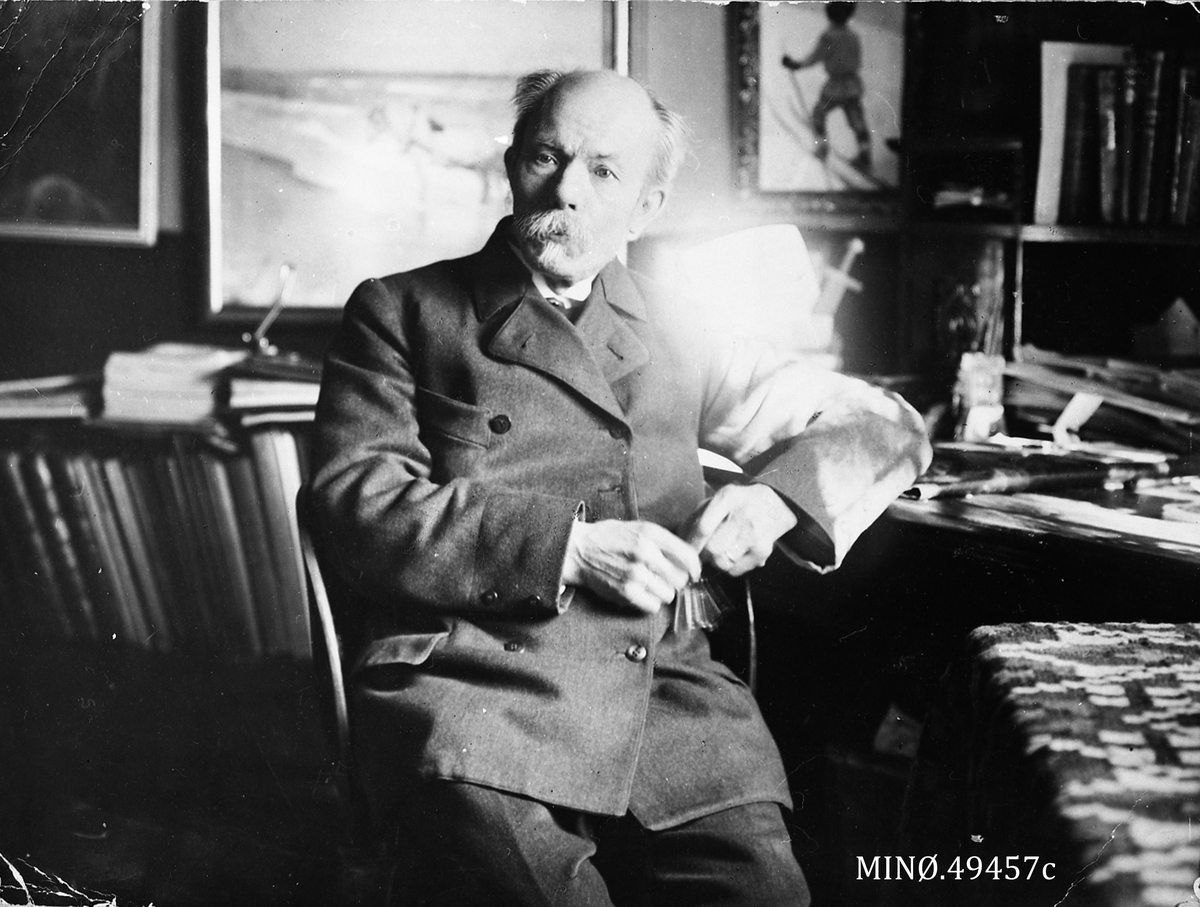 Arne Garborg ved skrivebordet, repro. 