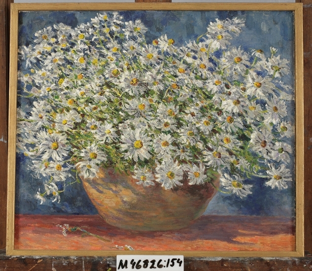 Oljemålning på duk.
Blommor (prästkragar) i skål.