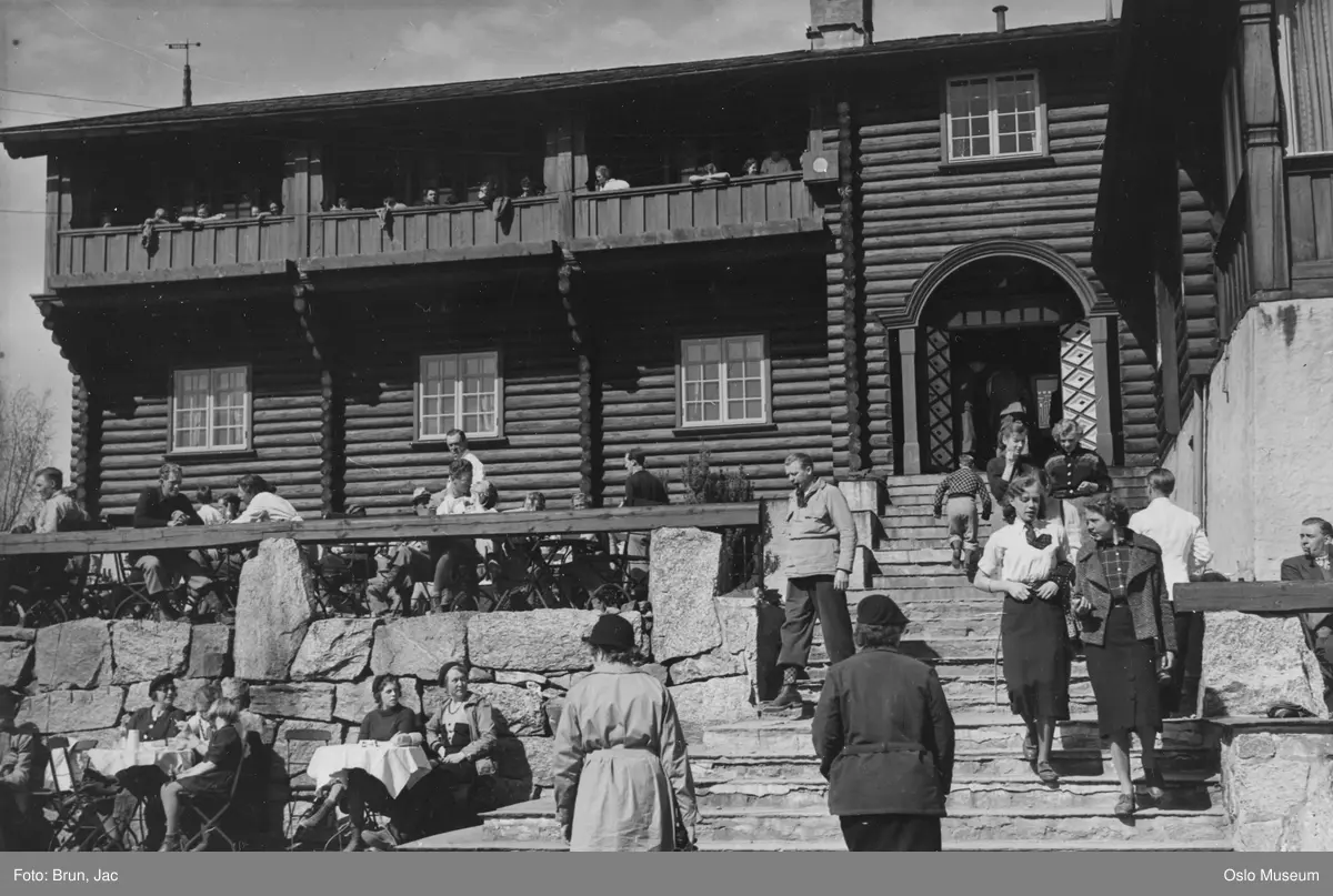 Østmarkseteren restaurant, friluftsrestaurant, småbord, trapp, mennesker, inngangsparti