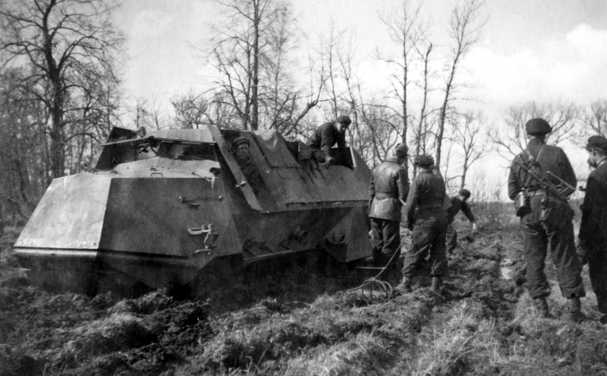 Terrängbil m/42 SKP (Scania Kaross Pansar) har fastnat i vattensjuk terräng på Kråks skjutfält 1948.