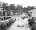 F6 Karlsborg 1949. Flygdagen 3/7. Minnesgudstjänst vid minnesstenen. F6 musikkår till vänster. Albumet är en del av en donation från Karl-Axel Hansson, Karlsborg. Förteckning över hela donationen finns i albumet samt som Word-dokument.