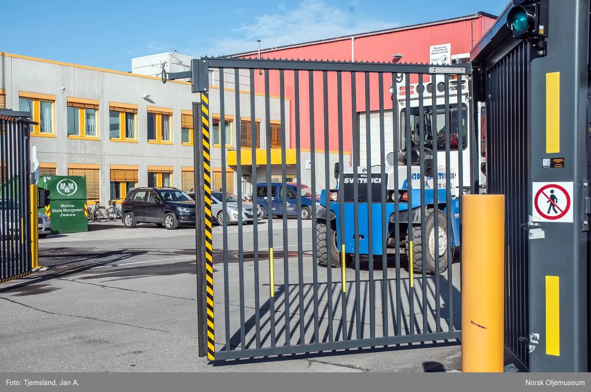 Truck transporterer gods gjennom porten og  inn på baseområdet til Vestbase i Kristiansund.