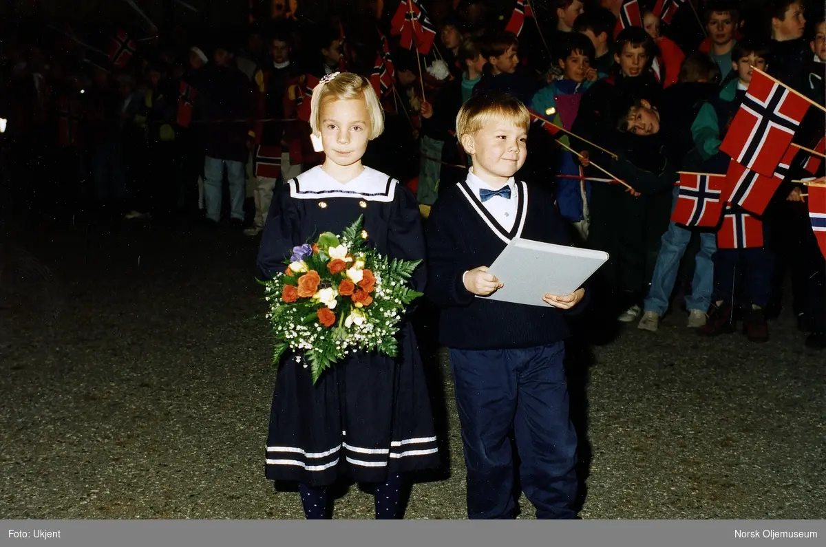 Kong Harald V er i Kristiansund for å foreta den offisielle åpningen av Draugenplattformen den 01.12.1993.
Disse to barna sørget for at kongen fikk en hyggelig velkomst.