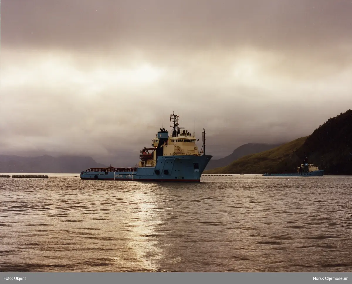 2 slepebåter, der den nærmeste er Maersk Pacer, er i ferd med å sørge for sikker oppankring av  Draugenplattformen, som skal ferdigstilles i Yrkjefjorden.