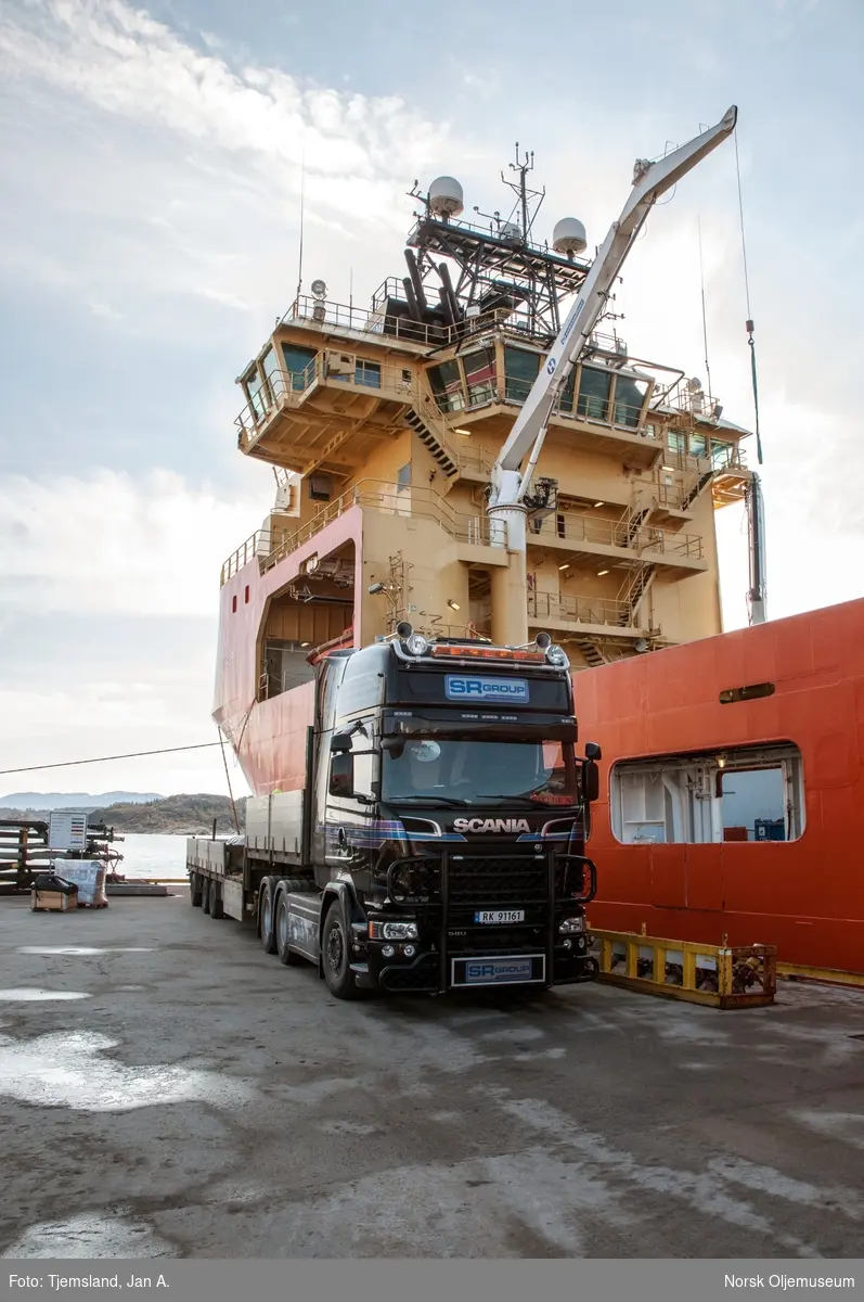 Forsyningsfartøyet Siddis Sailor laster og losser ved kaien på Vestbase i Kristiansund.
Trailer leverer varer.