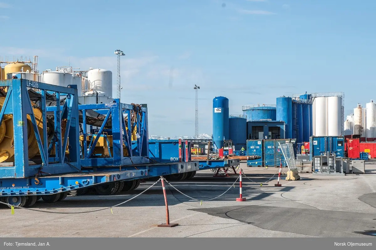 Mye utstyr, konteinere og tanker på Vestbase i Kristiansund.