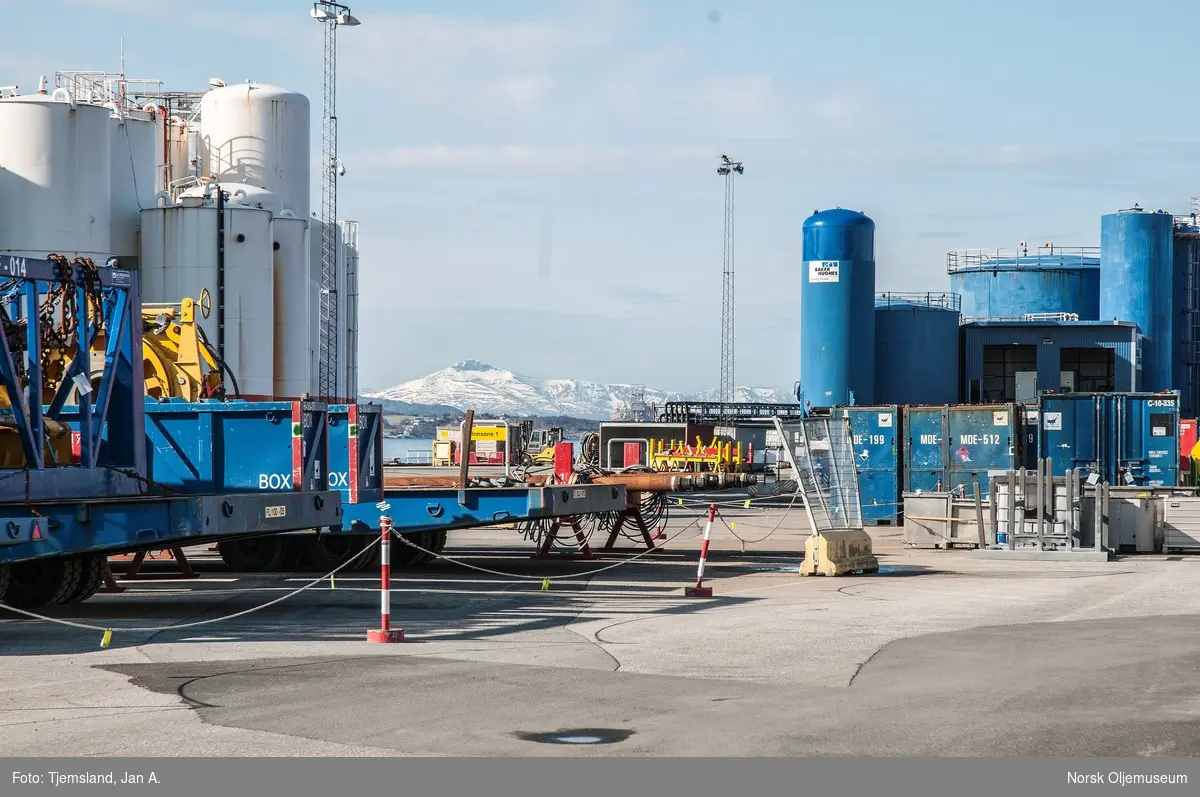 På kaiområdet på Vestbase i Kristiansund er det plassert lagertanker for borevæsker, mud, sement og annet som skal brukes på riggene offshore.