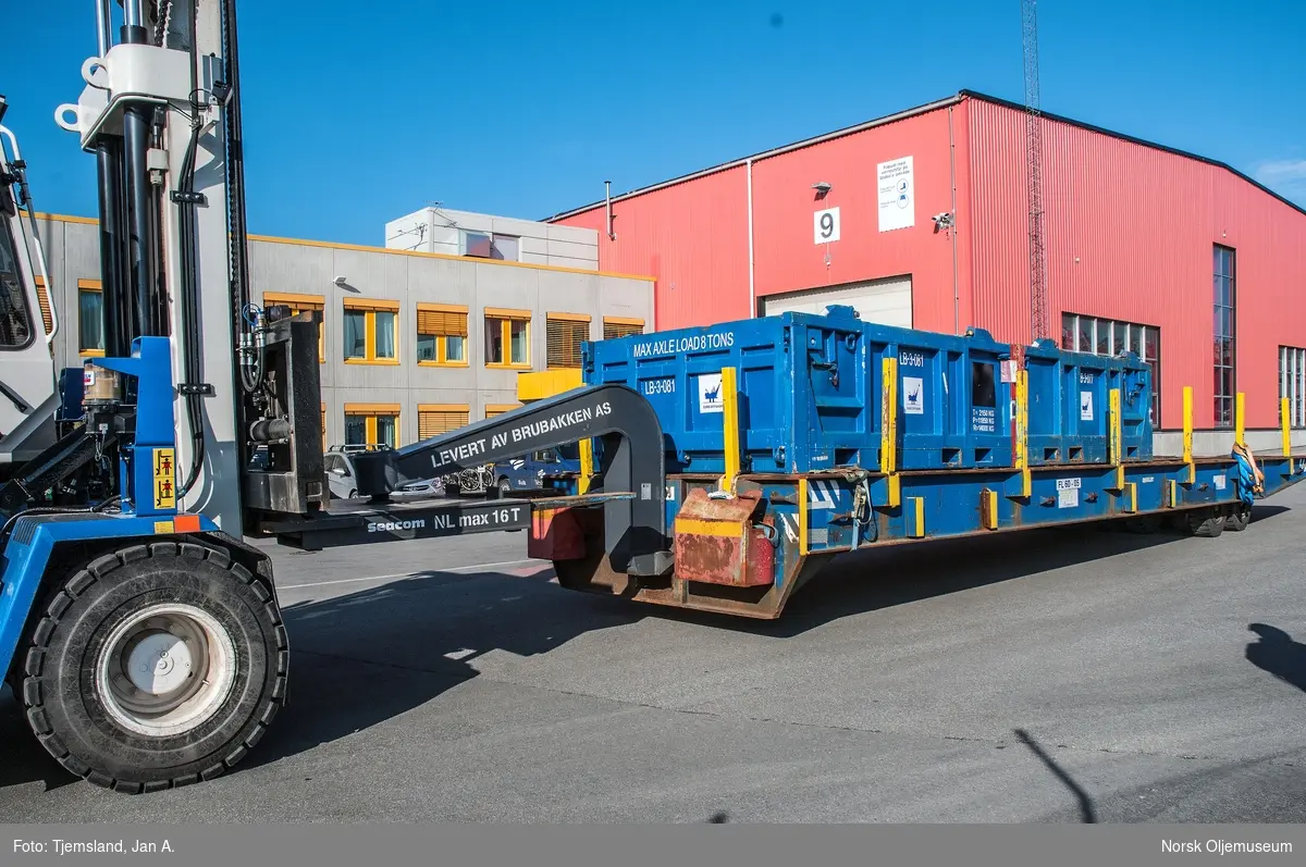 Truck transporterer gods gjennom porten og  inn på baseområdet til Vestbase i Kristiansund.